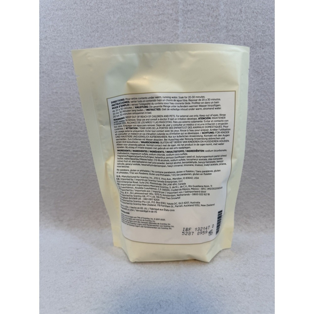 Scentsy Bath Soak SILVER-N-GOLD 8oz Brand New Exclusive - Picture 2 of 2